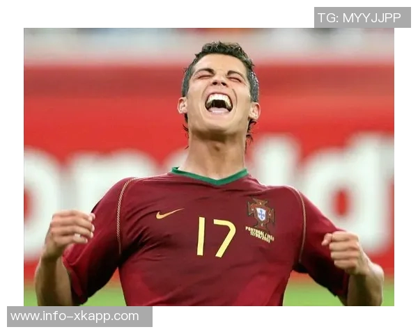 葡萄牙主帅称赞C罗专注追求卓越展现年龄无碍的实力与决心 葡萄牙主帅称赞C罗专注追求卓越展现年龄无碍的实力与决心